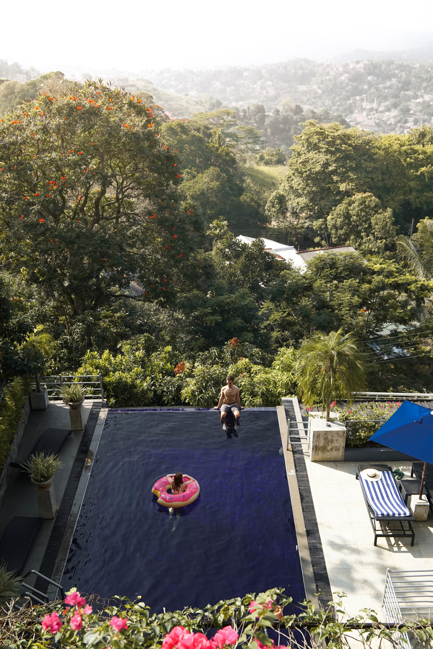 Kandy Luxury Hotel - Theva Residency - Pool area