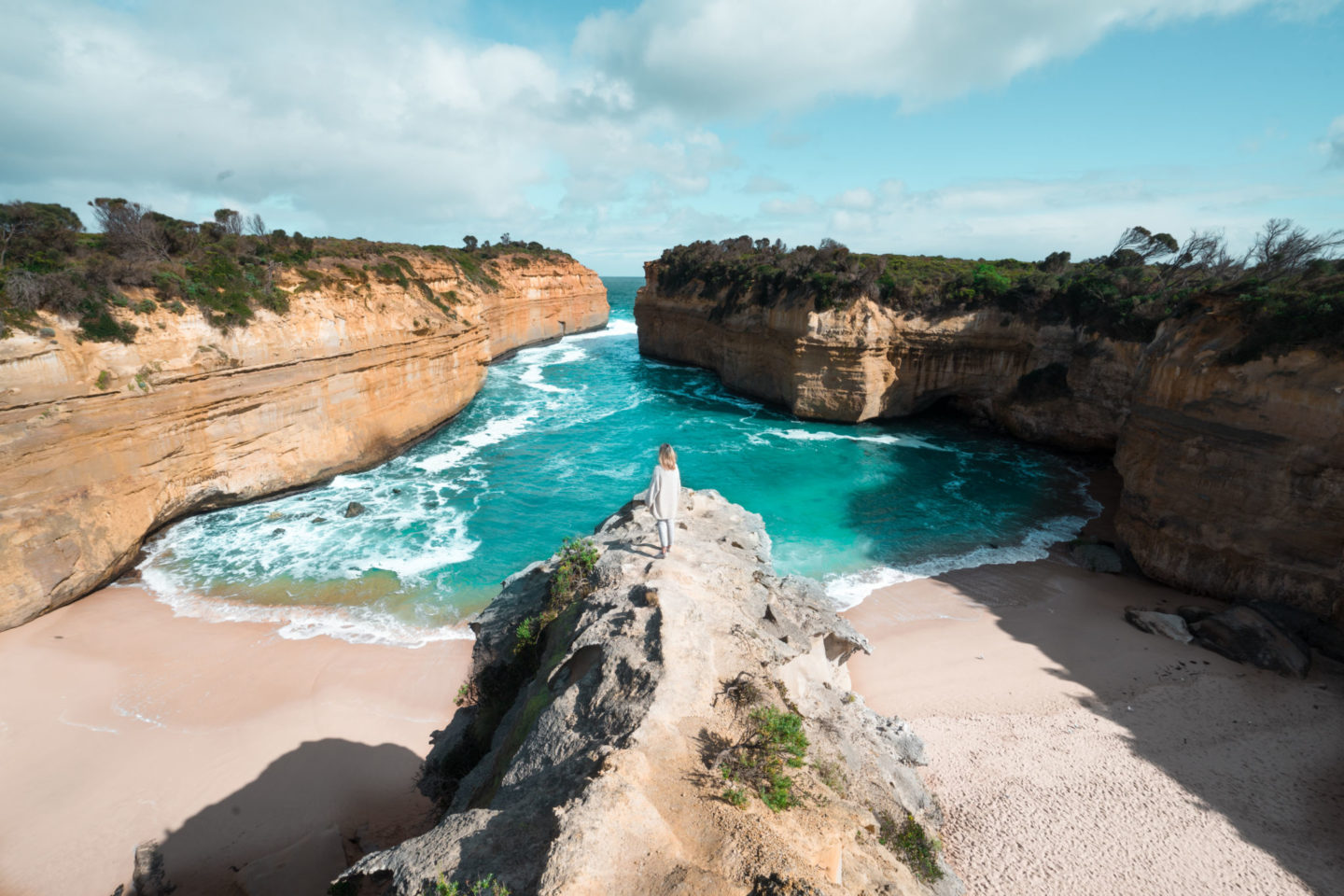 Plan your Australian Roadtrip -Great Ocean Road viewpoint